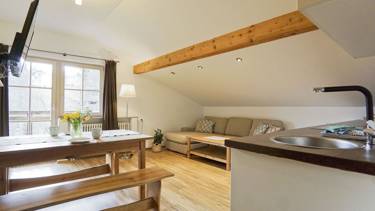 Wohnbereich mit Küche und Balkon Wohnbereich mit Küche und Balkon